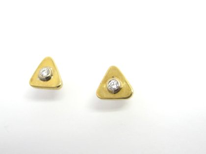 Arracada or groc triangular
